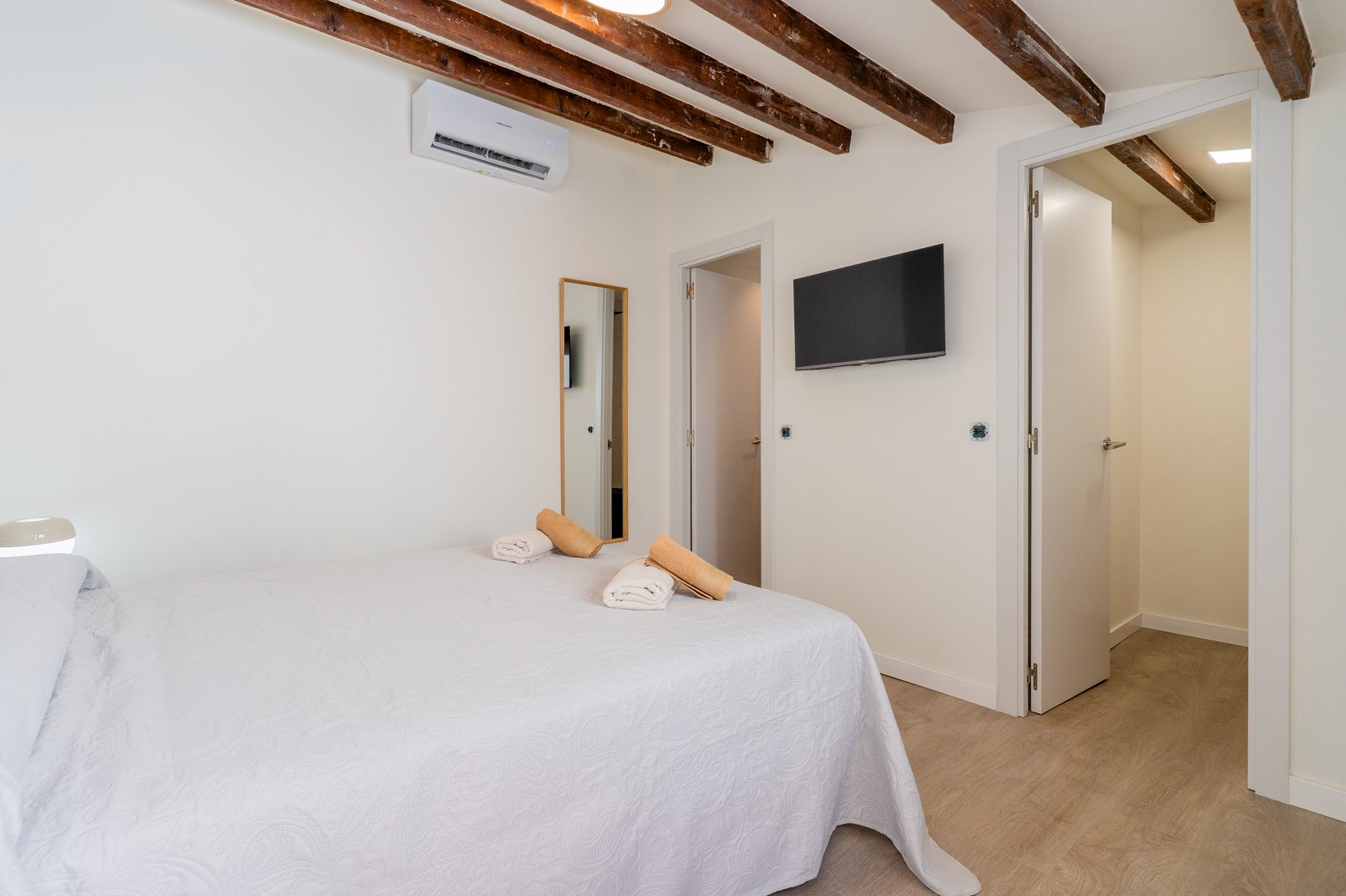 Dormitorio con vigas de madera