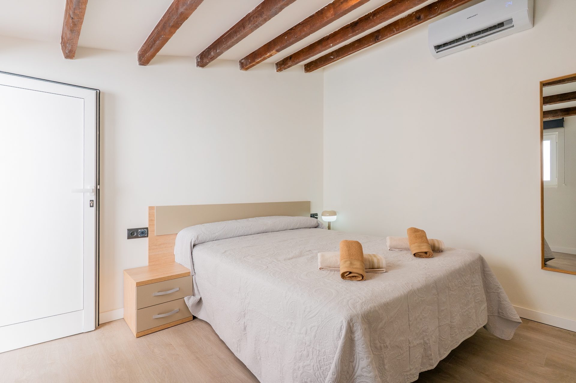 Dormitorio con vigas de madera