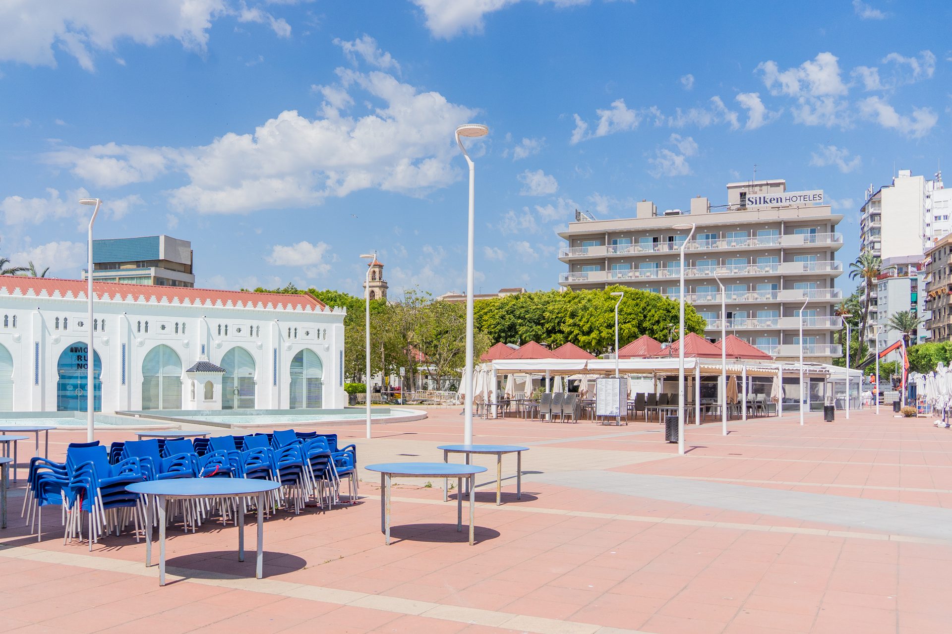 Faro del Grao de Castellón y zona de juegos junto al puerto