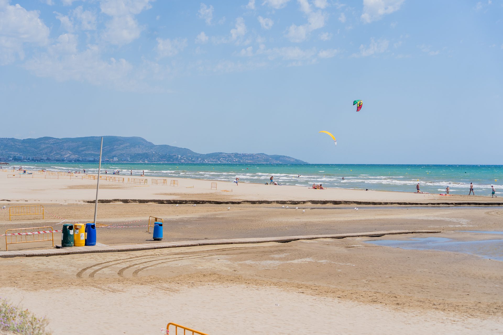 Playa del Pinar con las montañas al fondo