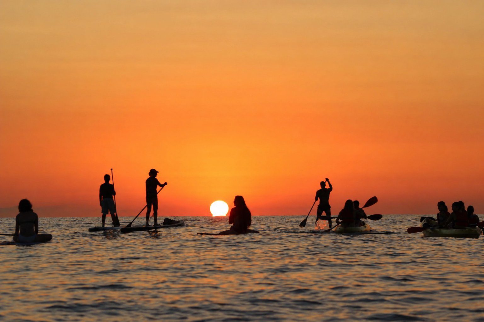 Paddle surf y kayak al atardecer en la Playa del Pinar, Grao de Castellón