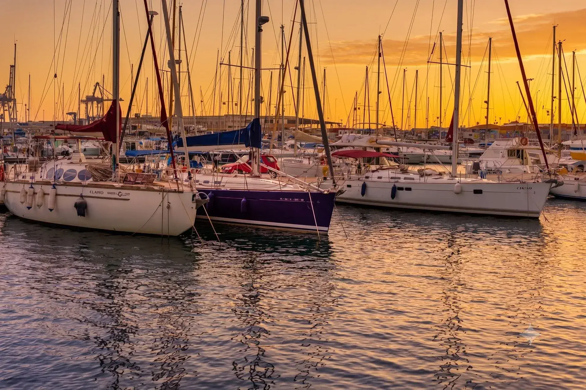 Atardecer sobre el Puerto Azahar del Grao de Castellón